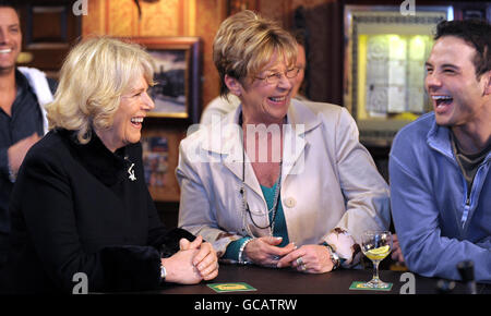 La Duchessa di Cornovaglia incontra gli attori Anne Kirkbride, che gioca il ruolo di Deirdre Barlow e Ryan Thomas, che gioca il ruolo di Jason Grimshaw durante una visita al ritorno dei Rover durante la sua visita al set di Coronation Street a Manchester. Foto Stock