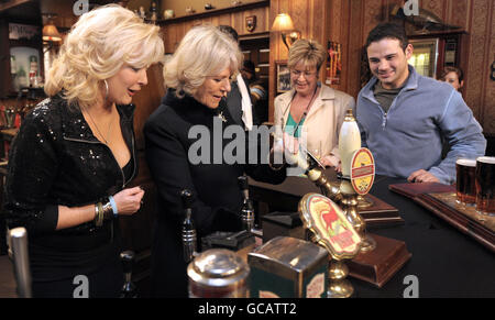 La duchessa di Cornovaglia visite Coronation Street - Manchester Foto Stock