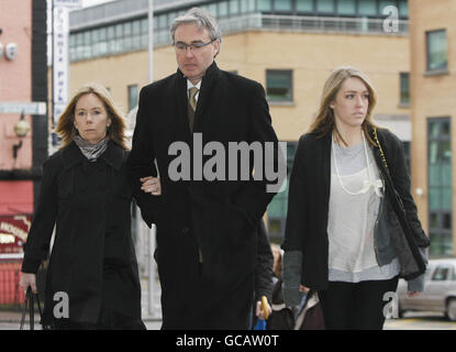 La famiglia di Celine Cawley fuori dalla Corte penale Centrale, Dublino, dopo la condanna di Eamonn Lillis è stato condannato. Foto Stock