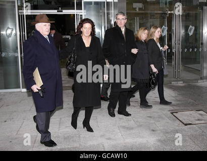 La famiglia di Celine Cawley lascia il Tribunale penale centrale di Dublino, dopo la condanna di Eamonn Lillis è stato rinviata. Foto Stock