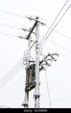 La distribuzione di energia elettrica cavi e trasformatore coperto di neve. Foto Stock