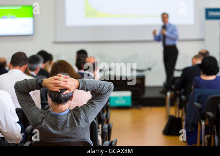 Uomo d'affari durante una presentazione della conferenza Foto Stock