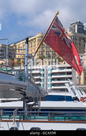 Bandiera delle Isole Cayman su uno yacht ormeggiati nel porto di Monaco Foto Stock