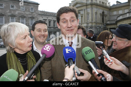 (Da sinistra a destra) il senatore Mary White, TD Paul Gogarty e il ministro delle Comunicazioni Eamon Ryan hanno reagito alle dimissioni del senatore Deirdre de Burca dal Partito Verde alla Leinster House di Dublino. Foto Stock