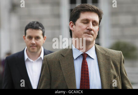 (Da sinistra a destra) il TD Paul Gogarty e il ministro delle Comunicazioni Eamon Ryan danno la loro reazione alle dimissioni del senatore Deirdre de Burca dal Partito Verde a Leinster House a Dublino. Foto Stock