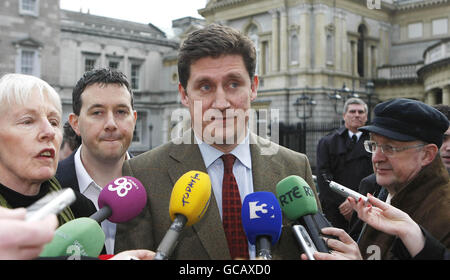 (Da sinistra a destra) il senatore Mary White, TD Paul Gogarty e il ministro delle Comunicazioni Eamon Ryan hanno reagito alle dimissioni del senatore Deirdre de Burca dal Partito Verde alla Leinster House di Dublino. Foto Stock