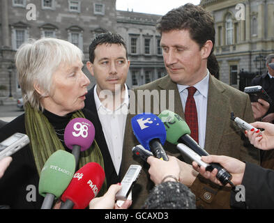 (Da sinistra a destra) il senatore Mary White, TD Paul Gogarty e il ministro delle Comunicazioni Eamon Ryan hanno reagito alle dimissioni del senatore Deirdre de Burca dal Partito Verde alla Leinster House di Dublino. Foto Stock