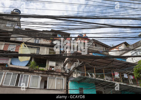 Cavi elettrici nelle favelas; Rocinha, Rio de Janeiro, Brasile Foto Stock