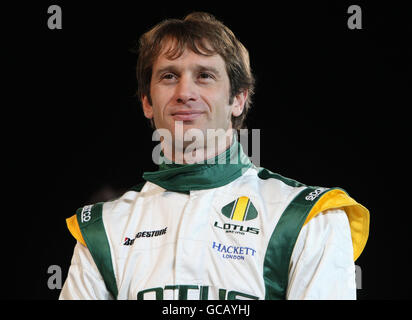 Il pilota Lotus Jarno Trulli durante il lancio della Lotus Formula One Car 2010 presso la Royal Horticultural Hall di Londra. Foto Stock