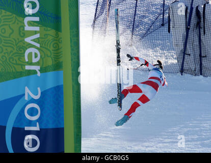 La Svizzera Dominique Gisin si schianta in modo spettacolare durante il Ladies Downhill a Whistler Creekside, Whistler, Canada. Foto Stock