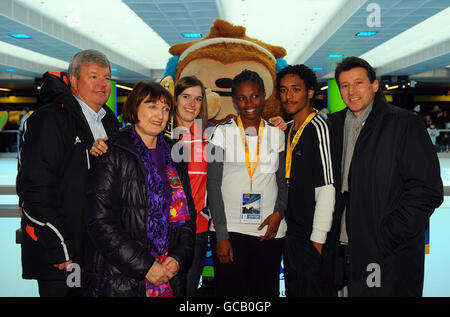 (Da sinistra a destra) Vice Presidente di LOCOG Keith Mills, Ministro delle Olimpiadi Tessa Jowell, British Moguls Skiier Ellie Koyander, Coach Trinidadiani di Andra Joseph, Mikyle Chaitsingh e Lord Sebastian Coe posa durante il lancio di ispirazione internazionale presso GE Plaza, Vancouver, Canada. Foto Stock