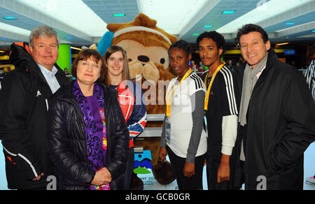 (Da sinistra a destra) Vice Presidente di LOCOG Keith Mills, Olimpiadi Mister Tessa Jowell, britannico Moguls Skiier Ellie Koyander, trinidadiani allenatori di Andra Joseph, Mikyle Chaitsingh e Lord Sebastian Coe posa durante il lancio di ispirazione Internazionale alla GE Plaza, Vancouver, Canada. Foto Stock