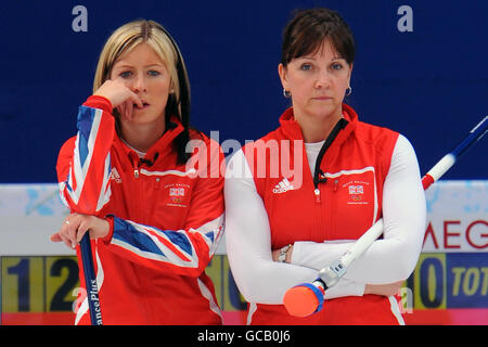 Great Britain skip EVE Muirhead (a sinistra) e Jackie Lockhart (a destra) guardano durante il Ladies Curling contro la Svezia al Vancouver Olympics Center, Vancouver, Canada. Foto Stock