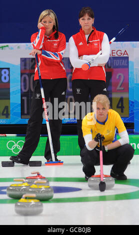 Great Britain skip EVE Muirhead (a sinistra) e Jackie Lockhart (a destra) guardano durante il Ladies Curling contro la Svezia al Vancouver Olympics Center, Vancouver, Canada. Foto Stock