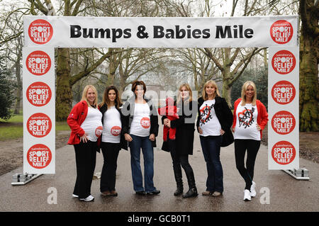 (Da sinistra a destra) Gail EMM, Carly Zucker, Natasha Kaplinsky, Nemone e sua figlia Ella, Kim Medcalf e Denise Van Outen partecipano a un Bumps and Babies Mile, in aiuto di Sport Relief a Battersea Park, Londra. Foto Stock