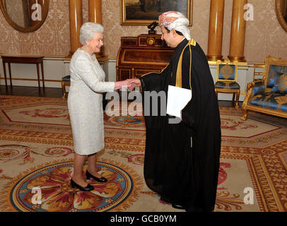 La Regina Elisabetta II riceve l'ambasciatore di Oman, Abdulaziz Abdullah al Hinai, mentre ha presentato le sue credenziali a Buckingham Palace a Londra. Foto Stock