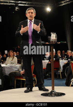 Il primo ministro Gordon Brown si rivolge al pubblico della scuola Durham Johnston nella contea di Durham. Foto Stock