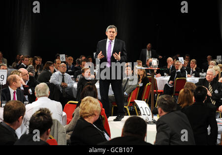 Il primo ministro Gordon Brown si rivolge al pubblico della scuola Durham Johnston nella contea di Durham. Foto Stock