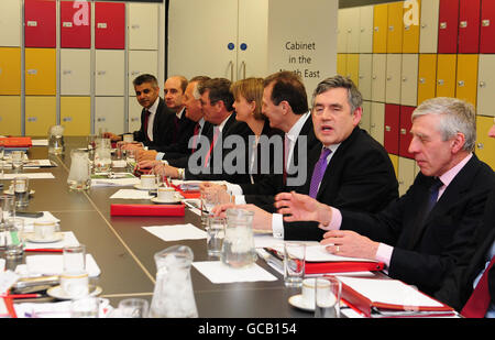 Il primo Ministro Gordon Brown (seconda a destra) inizia una riunione del Gabinetto alla scuola Durham Johnston nella contea di Durham. Foto Stock