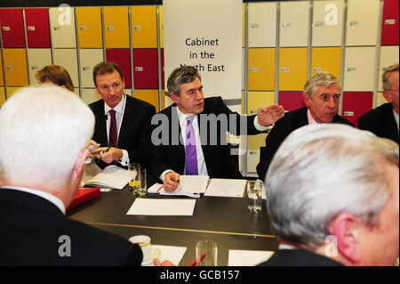 Il primo ministro Gordon Brown (al centro) è affiancato (da sinistra) dal segretario del gabinetto Gus o'Donnell e dal segretario della giustizia Jack Straw, mentre inizia una riunione del gabinetto alla scuola Durham Johnston nella contea di Durham. Foto Stock