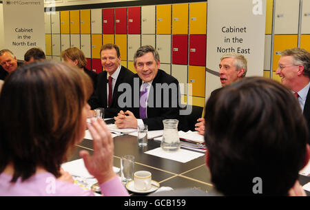 Il primo Ministro Gordon Brown avvia una riunione del gabinetto presso la scuola Durham Johnston nella contea di Durham. Foto Stock