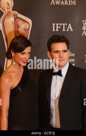 Glenda Gilson e Matt Dillon in arrivo per i premi Irish Film and Television al Burlington Hotel Dublin. Foto Stock