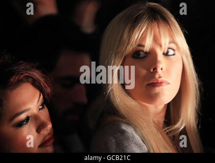 Mollie King (a destra) e Vanessa White dai sabati che partecipano alla sfilata di passerella PPQ durante la London Fashion Week. Foto Stock