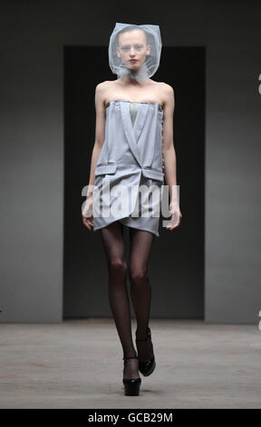 Un modello sulla passerella durante lo spettacolo Autunno/Inverno 2010 Richard Nicoll, al Topshop Venue di Covent Garden, nel centro di Londra. Foto Stock