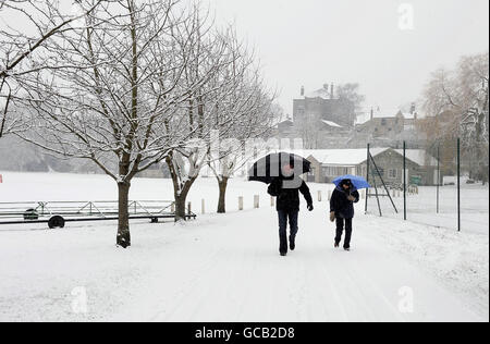 Camminatori fuori e circa a Masham vicino Ripon come la neve è tornata in molte parti del Regno Unito oggi. Foto Stock