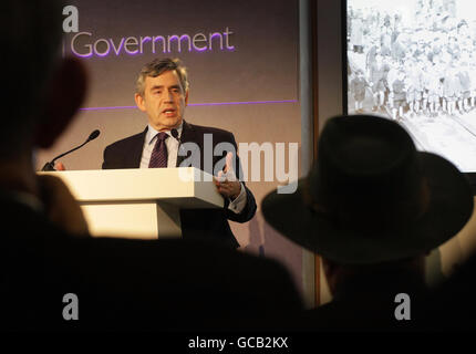 Il primo ministro Gordon Brown si rivolge ai bambini migranti cresciuti a Portcullis House, nel centro di Londra, dove si è scusato per il ruolo della Gran Bretagna nell'invio di migliaia di bambini in Australia e Nuova Zelanda. Foto Stock