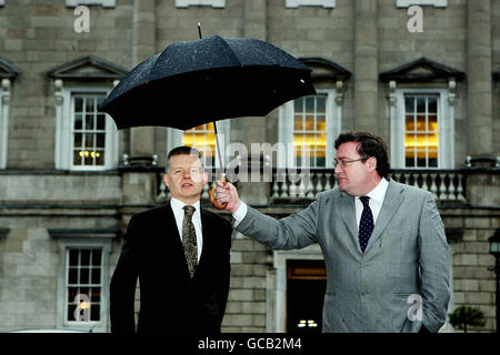 Trevor Sargent (a sinistra) e Dan Boyle a Leinster House, Dublino, a seguito delle dimissioni di Sargent dal governo. Foto Stock