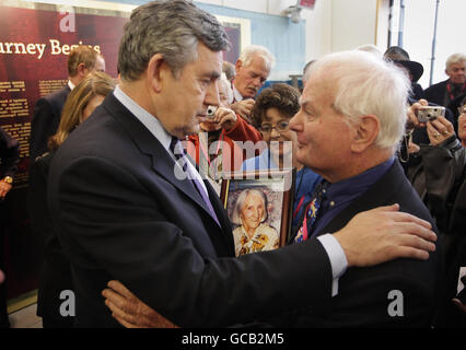 Il primo ministro Gordon Brown incontra John Hennessy, un bambino migrante cresciuto, mentre tiene una fotografia di sua madre May Mary Hennessy a Portcullis House, nel centro di Londra, dove si scusa per il ruolo della Gran Bretagna nell'invio di migliaia di bambini in Australia e Nuova Zelanda. Foto Stock