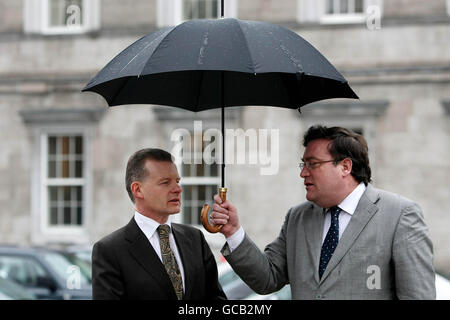 Trevor Sargent (a sinistra) e Dan Boyle a Leinster House, Dublino, a seguito delle dimissioni di Sargent dal governo. Foto Stock