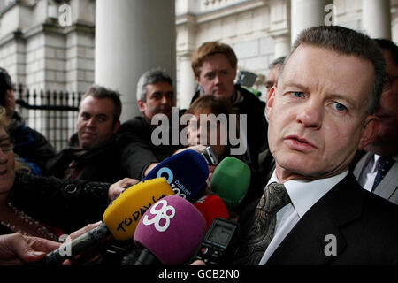 Trevor Sargent a Leinster House, Dublino, in seguito alle dimissioni di Sargent dal governo. Foto Stock