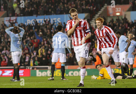 Ryan Shawcross di Stoke City festeggia il suo secondo gol della partita durante la Fifth Round Replay match di fa Cup presso lo stadio Britannia di Stoke. Foto Stock