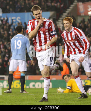 Ryan Shawcross di Stoke City festeggia il suo secondo gol della partita durante la Fifth Round Replay match di fa Cup presso lo stadio Britannia di Stoke. Foto Stock