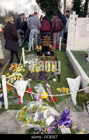 I MOURNERS SI RIUNISCONO VICINO ALLA TOMBA DI VIOLETTO E CHARLIE KRAY, MADRE E PADRE DEI GEMELLI DELLA GHIANDOLA, RONNIE E REGGIE, IL GIORNO IN CUI RONNIE È STATO SEPOLTO AL CIMITERO DEL MONTE DI CHINGFORD, ESSEX. Foto Stock