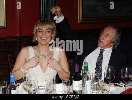 Sir Jackie Stewart scherza con Isla Traquair durante il Johnnie Walker Blue Label Great Scot Award a Boisdale di Belgravia, Londra. Foto Stock