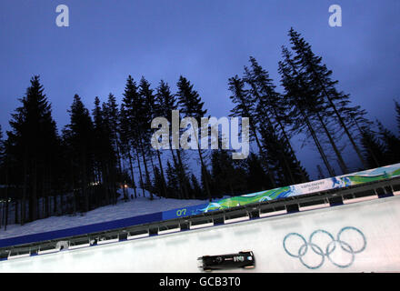 L'irlandese Aoife Hoey e Claire Bergin nelle donne Bobsleigh due uomini scaldare tre nei Giochi Olimpici invernali di Vancouver 2010 al Whistler Sliding Center di Whistler, Canada. Foto Stock