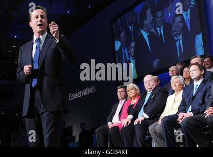 Il leader del Partito conservatore David Cameron ha tenuto il suo discorso al Conservative Party Spring Forum di Brighton, East Sussex. Foto Stock