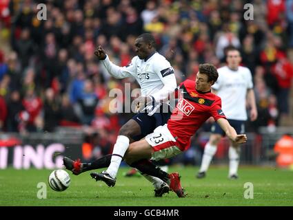 Calcio - Carling Cup - finale - Manchester United / Aston Villa - Wembley Stadium. Emile Heskey di Aston Villa (a sinistra) e Jonathan Evans del Manchester United (a destra) lottano per la palla Foto Stock