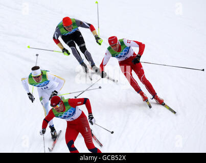 I concorrenti partecipano al Cross Country Skiing Men's 50 km Mass Start Classic durante i Giochi Olimpici del 2010 al Whistler Olympic Park, Whistler, Canada. Foto Stock
