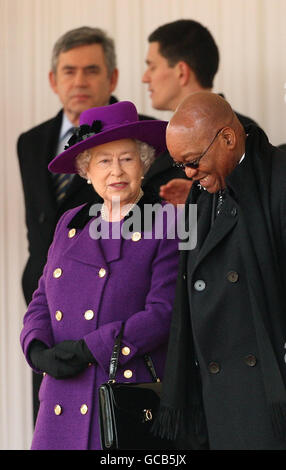 La Regina Elisabetta II della Gran Bretagna e il Presidente sudafricano Jacob Zuma, di fronte al primo Ministro Gordon Brown e al Ministro degli Esteri David Miliband, durante la cerimonia di benvenuto sulla Parata delle guardie d'Orseguard, a Londra, nell'ambito della sua visita di Stato di tre giorni nel Regno Unito. Foto Stock