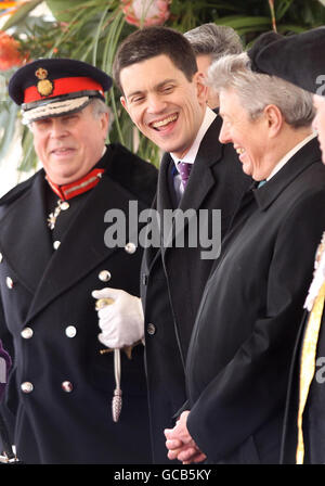 Il Segretario degli Esteri David Miliband (al centro) durante una cerimonia di benvenuto per il Presidente sudafricano Jacob Zuma, in occasione della Horse Guards Parade, Londra, all'inizio della visita di Stato di tre giorni del Presidente. Foto Stock