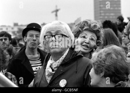 Il leader del Partito laburista Michael Foot, con una donna in una maschera Margaret Thatcher alle spalle, in un raduno della Campagna per il disarmo nucleare a Hyde Park, Londra Foto Stock