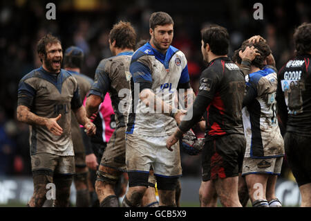 I giocatori scuotono le mani seguendo la partita del 16° round della Guinness Premiership Tra Saraceni e Bath Foto Stock