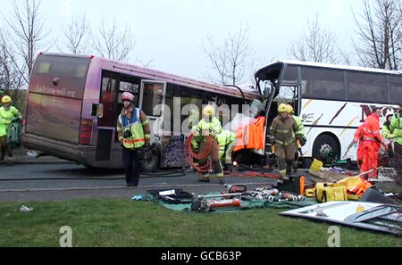 Polizia e vigili del fuoco sul luogo in cui due autobus sono stati coinvolti in un incidente nella zona di Newfield di Chester le Street, contea di Durham. Una persona è morta e diversi passeggeri sono stati feriti. Foto Stock