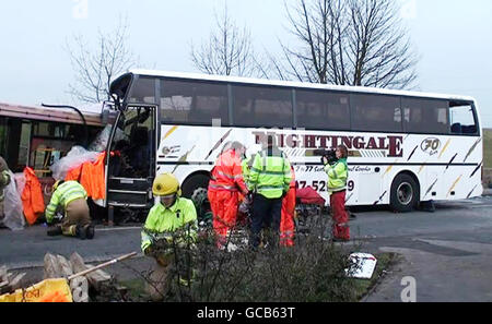 Polizia e vigili del fuoco sul luogo in cui due autobus sono stati coinvolti in un incidente nella zona di Newfield di Chester le Street, contea di Durham. Una persona è morta e diversi passeggeri sono stati feriti. Foto Stock