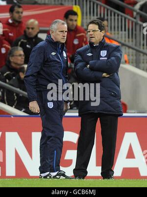 Calcio - Internazionale amichevole - Inghilterra / Egitto - Stadio di Wembley. Inglese manager Fabio Capello (a destra) con il pullman Ray Clemence in linea di contatto Foto Stock