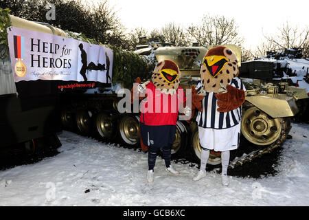 Calcio - Mascotte sostegno Aiuto per Eroi - carri armati A Lot - Spring Farm. West Bromwich Albion mascotte Baggie Bird (a destra) e Baggie Bird Junior (a sinistra) in aiuto di carri armati eroi un giorno molto Foto Stock